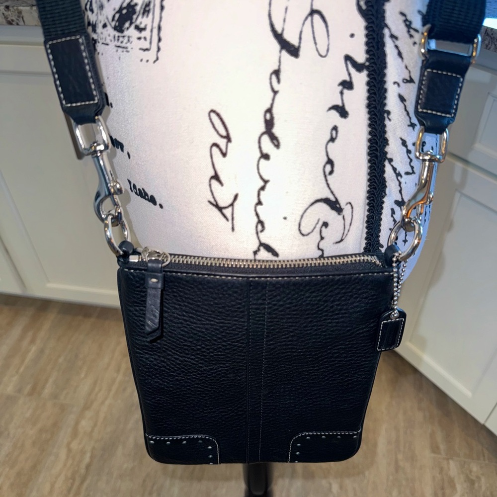 COACH Pebble Leather Swingpack Crossbody Bag Black EUC.